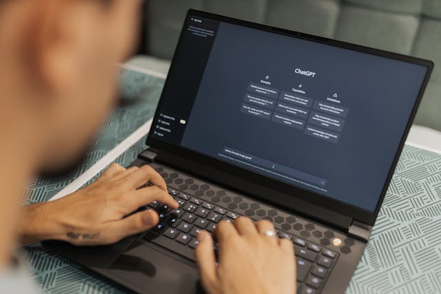 Eine Person verwendet Chat GPT auf einem Laptop-Computer. 

