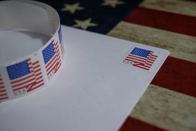 Eine Briefmarke mit der US-Flagge auf einem Briefumschlag.
