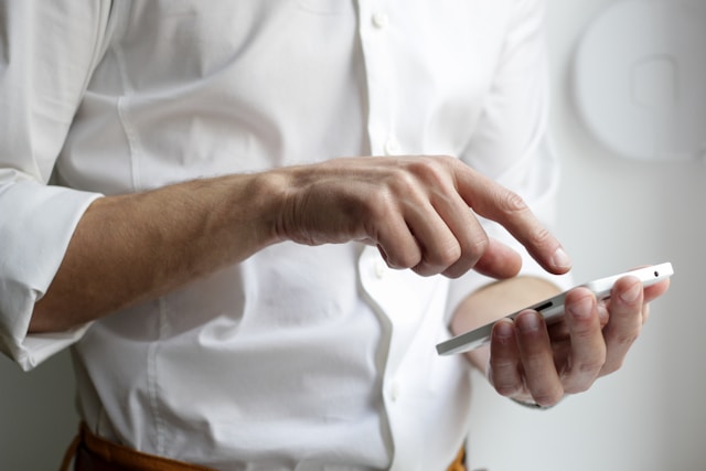 Eine Person benutzt ein Smartphone.
