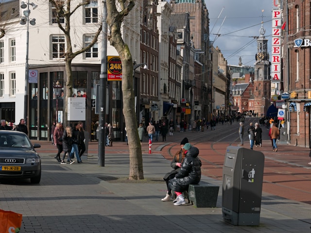 Eine belebte Straße mit vielen Menschen am Tag.
