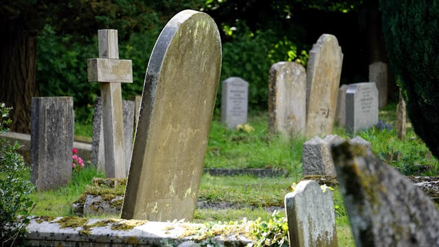 Ein Friedhof mit Grabsteinen.