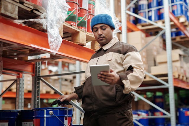 Eine Person schaut bei der Arbeit auf ein Tablet.