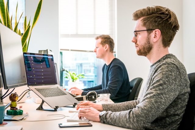 Die Menschen arbeiten selbständig an ihren Computern in einem Büro. 
