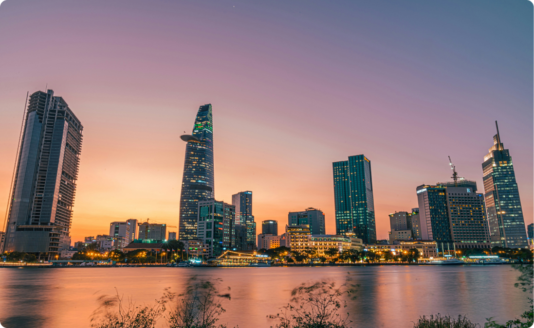 El horizonte de los rascacielos en Ciudad Ho Chi Minh, Vietnam, representando la traducción de la lengua y las frases vietnamitas.