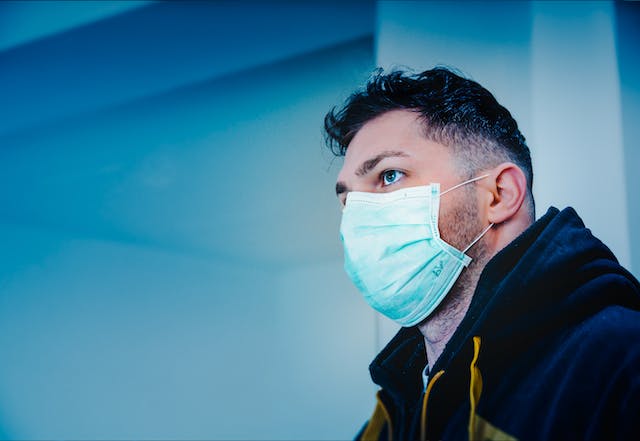 Fotografía de una persona con mascarilla.