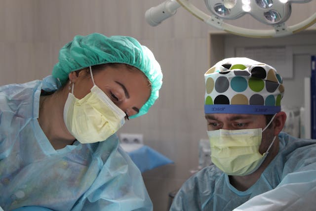 Dos médicos trabajan en un centro sanitario.