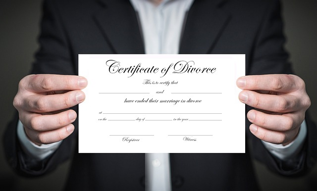 Dos manos sostienen un certificado de divorcio.
