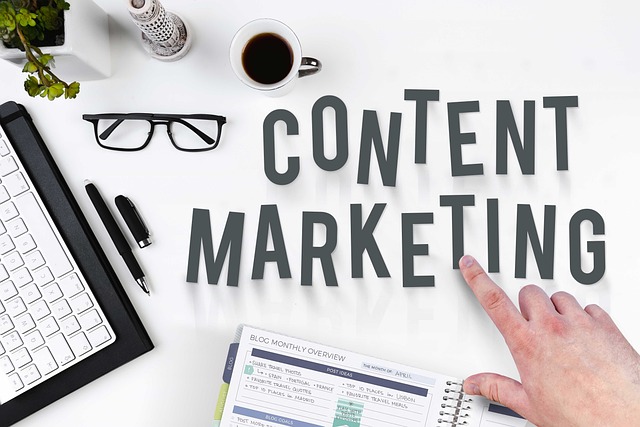 Una persona señala las palabras "CONTENT MARKETING" en una mesa de trabajo.
