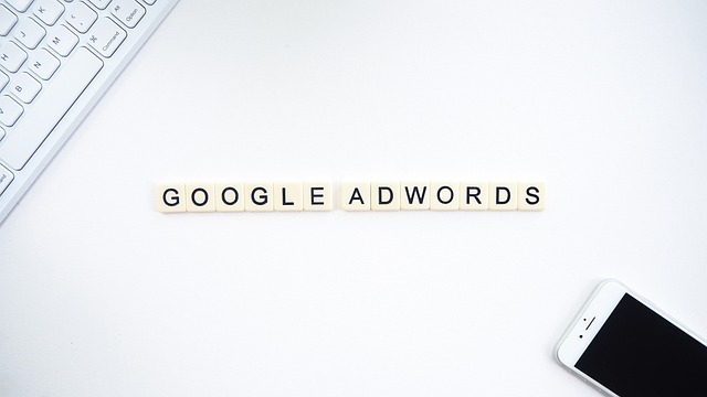 En varias fichas de Scrabble se lee "GoogleAdWords".
