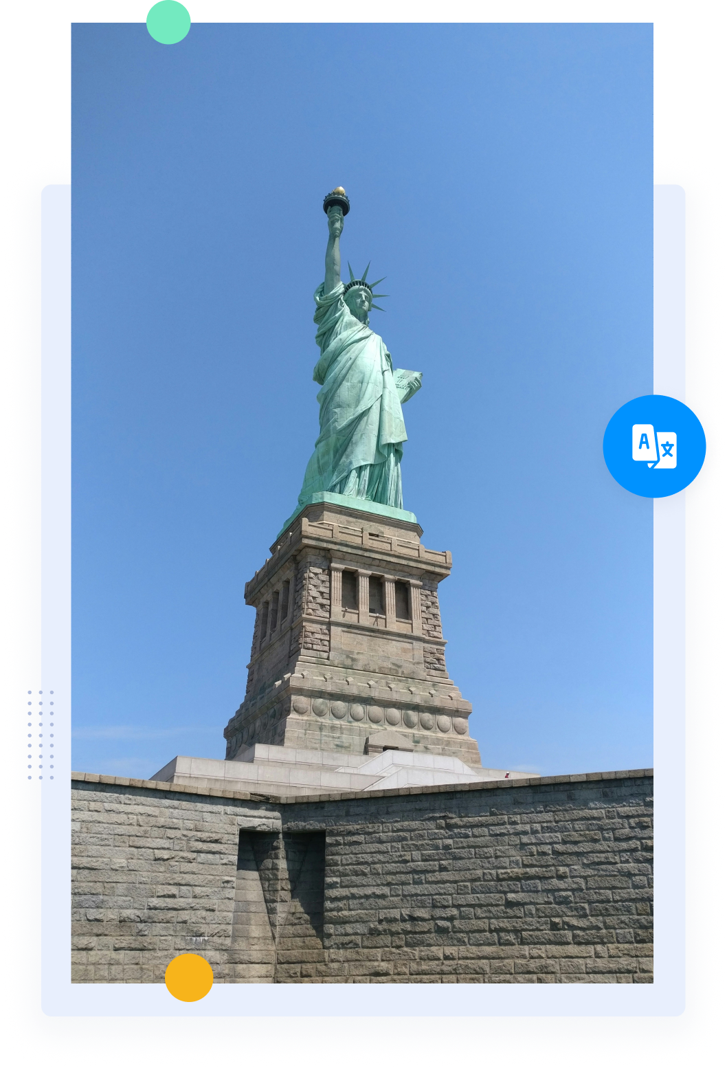 Le monument de la Statue de la Liberté sur fond de ciel bleu clair.