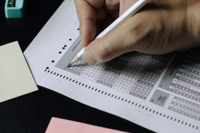 Une personne qui répond à une question dans le cadre d'un examen à choix multiples.