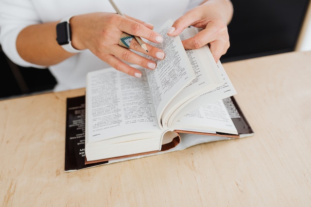 Une femme lisant un dictionnaire.