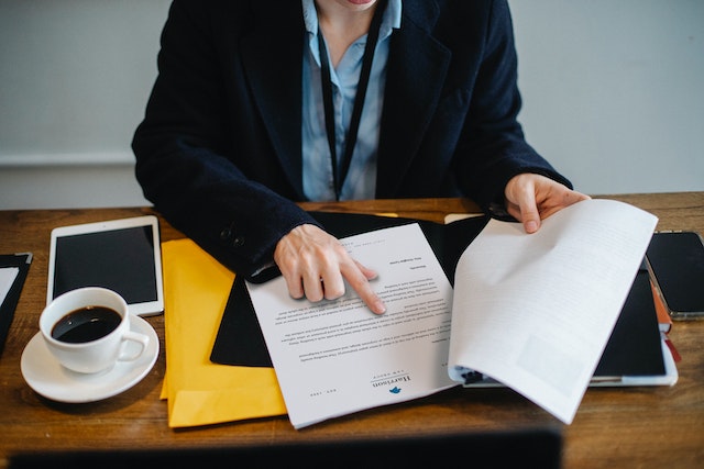 Femme d'affaires travaillant avec des documents dans un bureau.