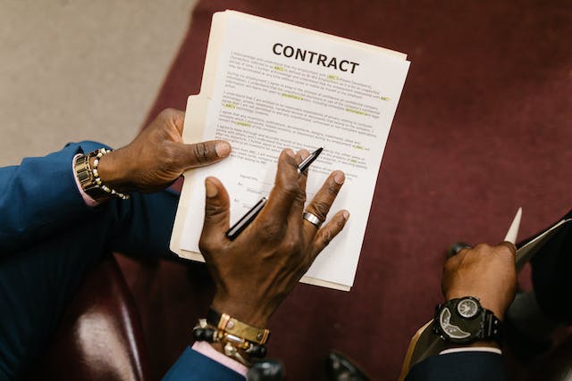 Une photo d'une personne expliquant le contenu d'un contrat légal à une autre personne.