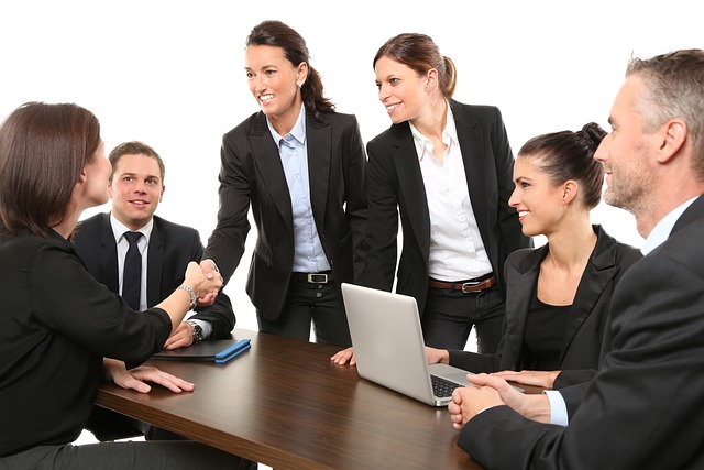 Un groupe de personnes interagit dans un bureau.
