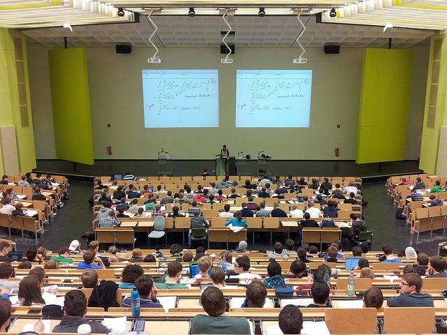 Les étudiants reçoivent un cours magistral dans une classe.
