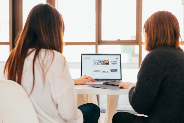 Deux personnes naviguent sur un site de commerce électronique.