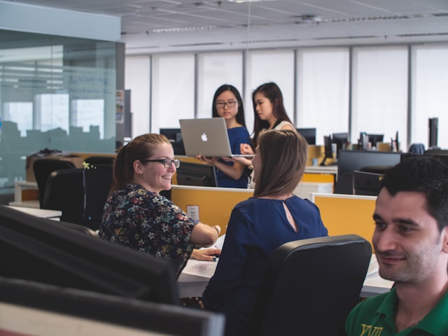 Photo de personnes travaillant dans une agence de traduction. 
