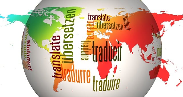 Un globe avec le mot "translate" dans différentes langues.
