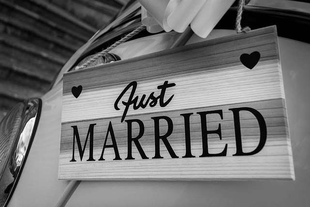 Un panneau "Just Married" en bois avec des cœurs.