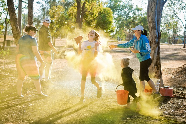 Une famille s'amuse en jouant en plein air.