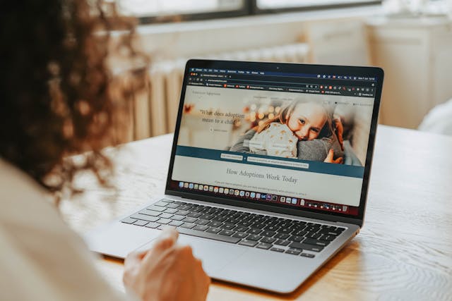 Une personne navigue sur un site d'adoption à partir d'un ordinateur portable.