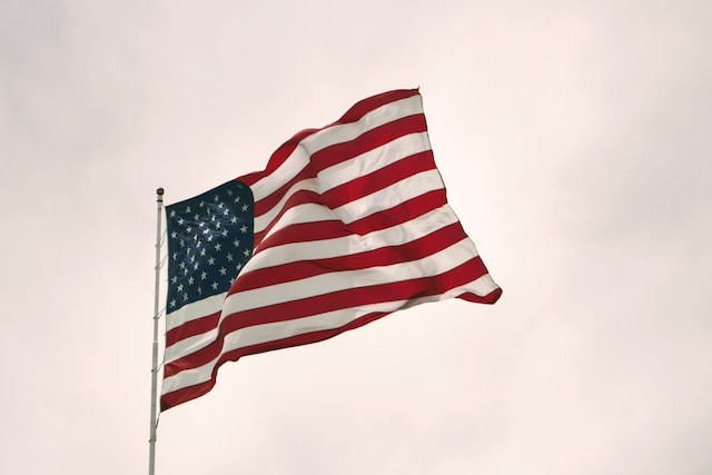 Gli Stati Uniti sventolano su un'asta della bandiera.