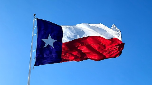 La bandiera del Texas in una giornata limpida e ventosa.
