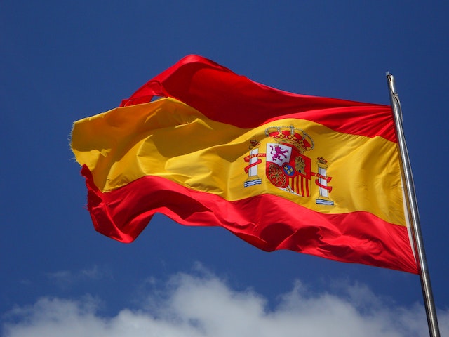 Una bandiera spagnola sventola su un pennone. 