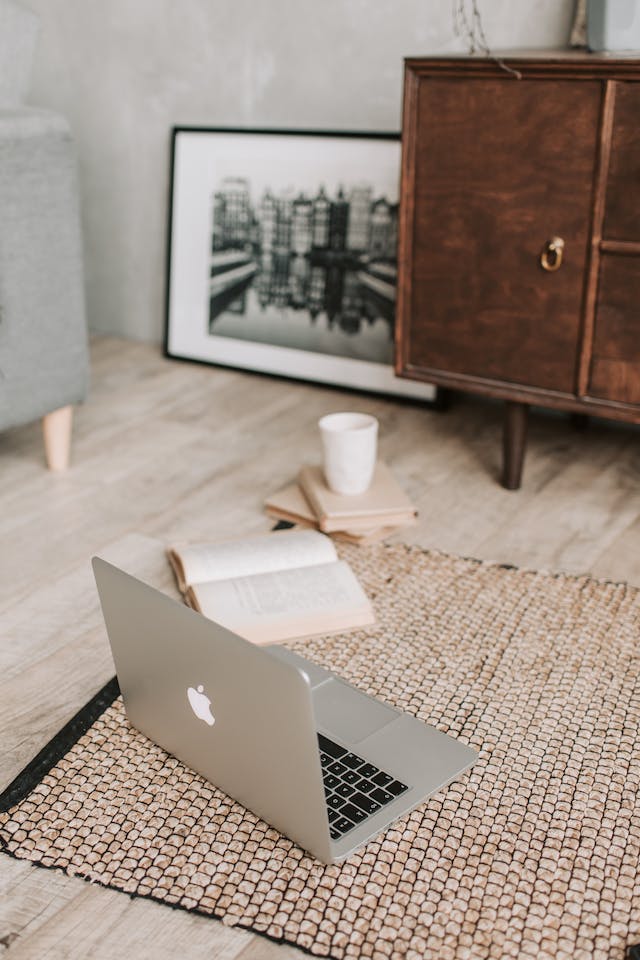  Laptop e libri sul tappeto del pavimento.