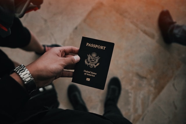 Una foto di una persona in possesso di un passaporto degli Stati Uniti.