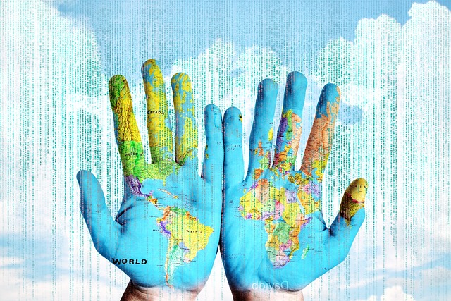 La mappa del mondo è disegnata sul palmo della mano di una persona.