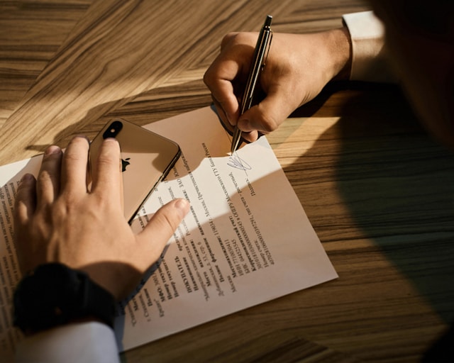 Un professionista firma un certificato di traduzione dopo un'adeguata verifica. 
