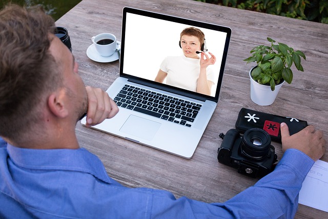 Due persone in una riunione video virtuale.
