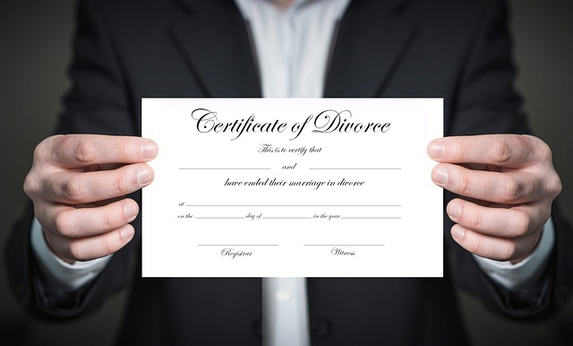 Due mani reggono un certificato di divorzio.
