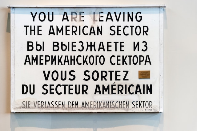 Una frase in diverse lingue su un cartellone di citazioni.