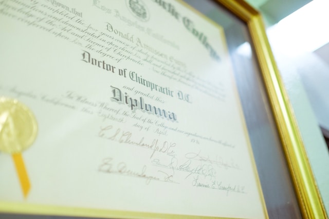Un certificato di diploma in una cornice.
