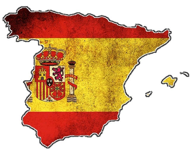 Un'illustrazione della bandiera e dell'emblema spagnolo fissata sulla mappa della Spagna.
