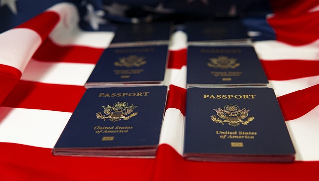 Vista ravvicinata dei passaporti statunitensi collocati sulla bandiera del Paese.

