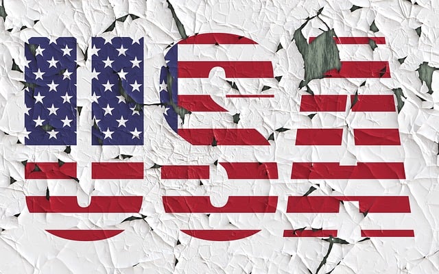 "USA" è scritto su una superficie bianca con la bandiera del Paese.