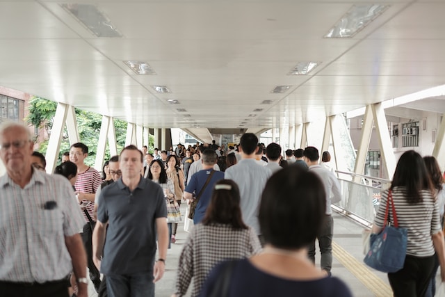 空港の廊下で目を覚ます人々。 