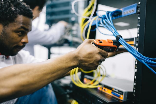 電動ドライバーを使う人の写真。