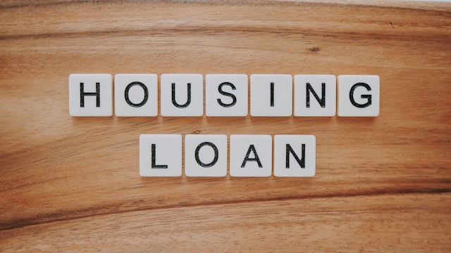 HOUSING LOAN "の文字をスクラブルタイルにしたもの。
