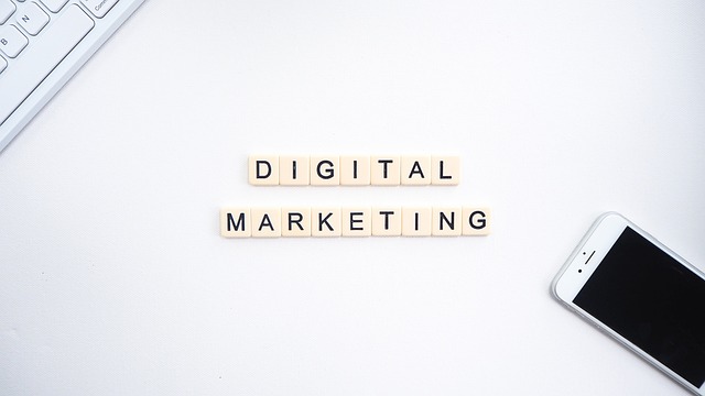 小さな正方形のタイルが白い表面に「Digital Marketing」と書かれている。