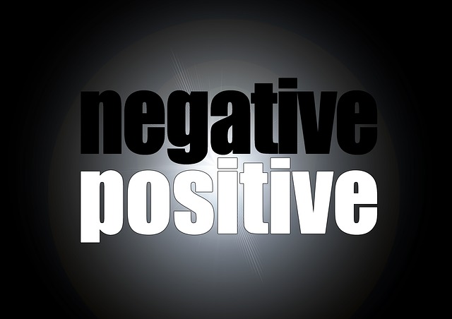 흑백 글자로 "NEGATIVE" 및 "POSITIVE"라는 단어가 표시됩니다.
