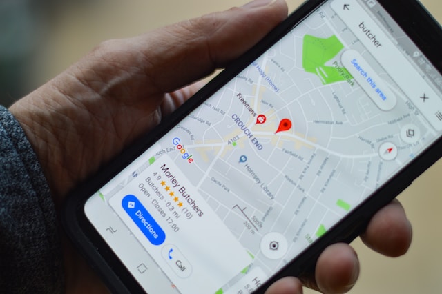 Zdjęcie telefonu komórkowego z wyświetloną stroną Google Maps.
