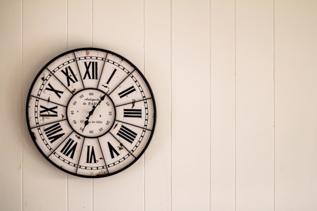 An analog wall clock on the wall.
