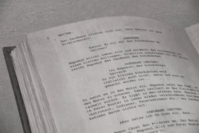 A movie script about the Sandman in German.
