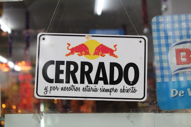 A sign in Spanish showing that a shop is not open.
