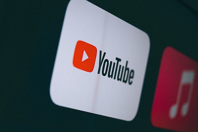 Крупний план логотипу мобільного додатку YouTube на екрані.
H2: ПОШИРЕНІ ЗАПИТАННЯ
